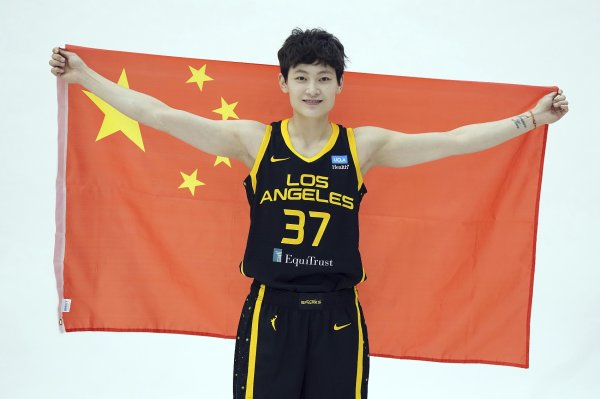 《人物》杂志：杨力维在2019年收到来自WNBA的合同 但国内不让去