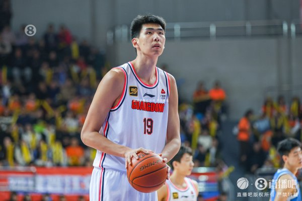 媒体人:徐昕这么好的天赋要好好努力 争取早日为中国男篮做贡献 媒体人:徐昕这么好的天赋要好好努力 争取早日为中国男篮做贡献