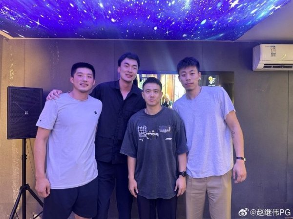 赵继伟晒与张镇麟&刘雁宇&赵率舟等合照：珍惜眼前 祝强健  &顺利