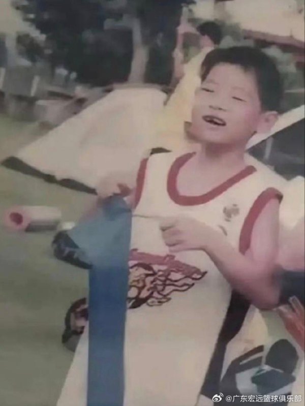 奇妙的缘分！广东官方晒老照片：崔永熙小时候穿过宏远运动活动    服