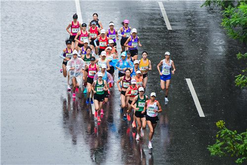 最强长跑遭遇暴雨积水 田径运动活动      项目雨中收官