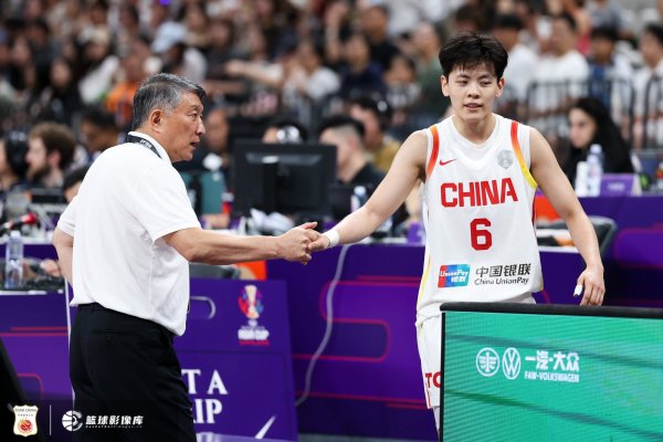 媒体人：中国女篮没稳健核心后场球员 指导教练员组盼杨舒予转型成持球大核