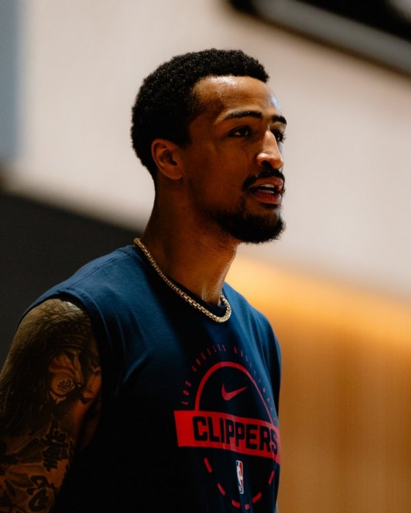 🎂真挚的祝福！🎂NBA官方祝约翰-科林斯28岁生日快乐！
