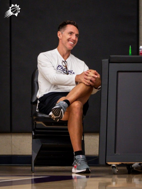 高级顾问来了！太阳晒纳什照片：两届最有价值球员得主现身球队练习  营