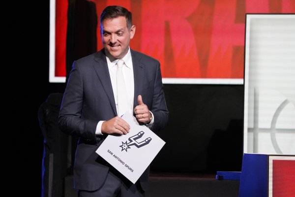 制服组升级！Scotto：马刺队多位管理层人员获得晋升