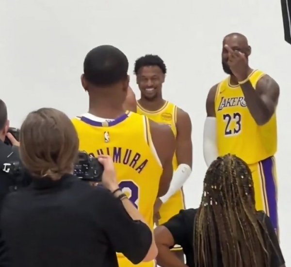 这氛围🤣拍摄定妆照时詹姆斯对着走过来的八村塁比了个中指 这氛围🤣拍摄定妆照时詹姆斯对着走过来的八村塁比了个中指