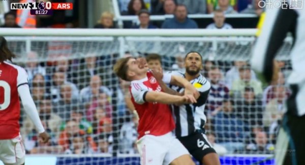 这也不吹！约克雷斯危险区域  内被按脸放倒，裁判    未作判决