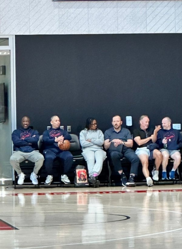 来干嘛呢?前尼克斯主帅锡伯杜和前太阳主帅布登现身快船练习 馆 来干嘛呢?前尼克斯主帅锡伯杜和前太阳主帅布登现身快船练习 馆