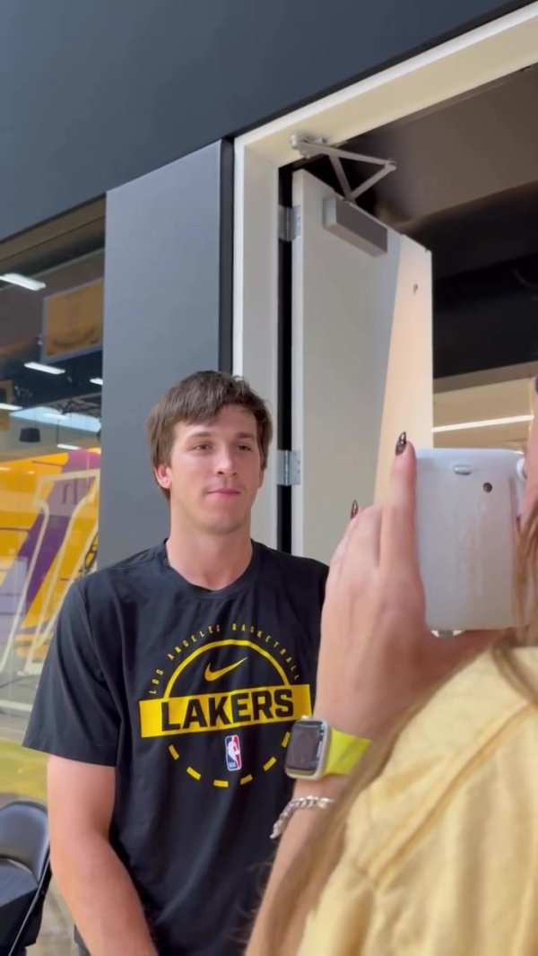 湖人官方晒拍立得抓拍集锦：练习  营第二天球员们将氛围拉满