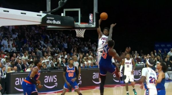 蹦得真高😲76人探花埃奇库姆起飞 隔扣米切罗没成功但造成违例 蹦得真高😲76人探花埃奇库姆起飞 隔扣米切罗没成功但造成违例