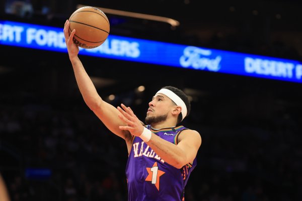 小试牛刀！布克三节19中8拿下24分2板7助1帽 正负值+22