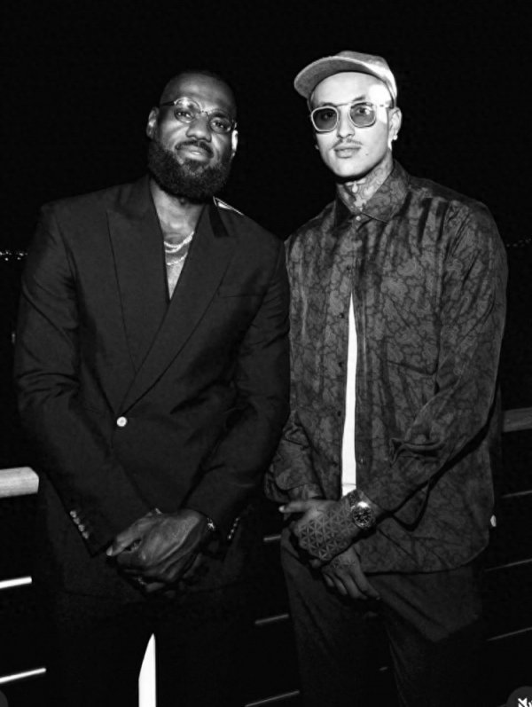 顶级松弛感! 库兹马回顾休赛期 还有自己与詹姆斯布克等人合照! 顶级松弛感! 库兹马回顾休赛期 还有自己与詹姆斯布克等人合照!