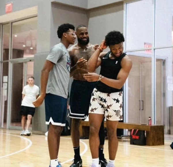 小儿子读大学! 詹姆斯发出叮嘱: 任何时候不要垂头丧气, 取己所长