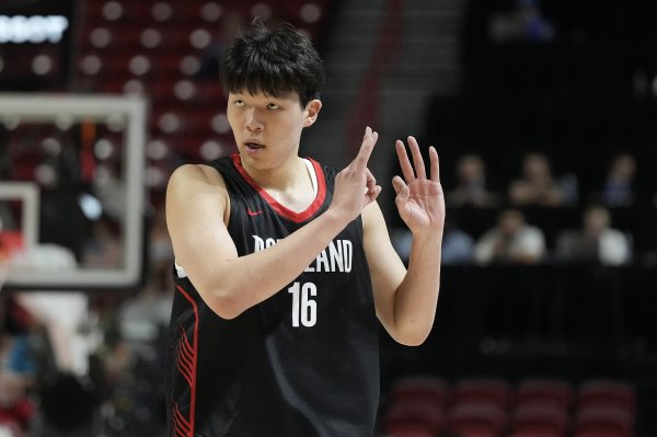 媒体人：杨瀚森有些不适应NBA级别的对峙   机会要靠自己去全力争取