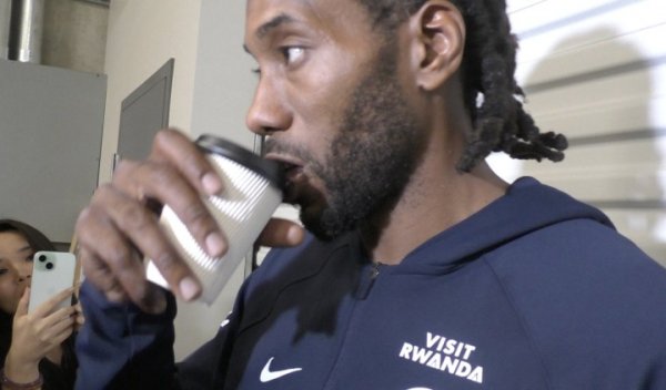 cue一下老詹!记者问杯子装得啥 小卡打趣:轩尼诗🍷 cue一下老詹!记者问杯子装得啥 小卡打趣:轩尼诗🍷