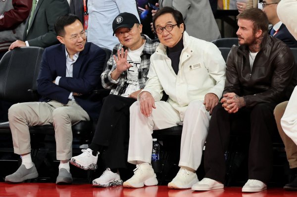 🔥世界级同框~马云&成龙和贝克汉姆排排坐 一起看NBA中国赛🏀