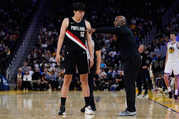 比卢普斯:杨瀚森今天打得舒服多了 他非常努力为他感到非常骄傲 比卢普斯:杨瀚森今天打得舒服多了 他非常努力为他感到非常骄傲