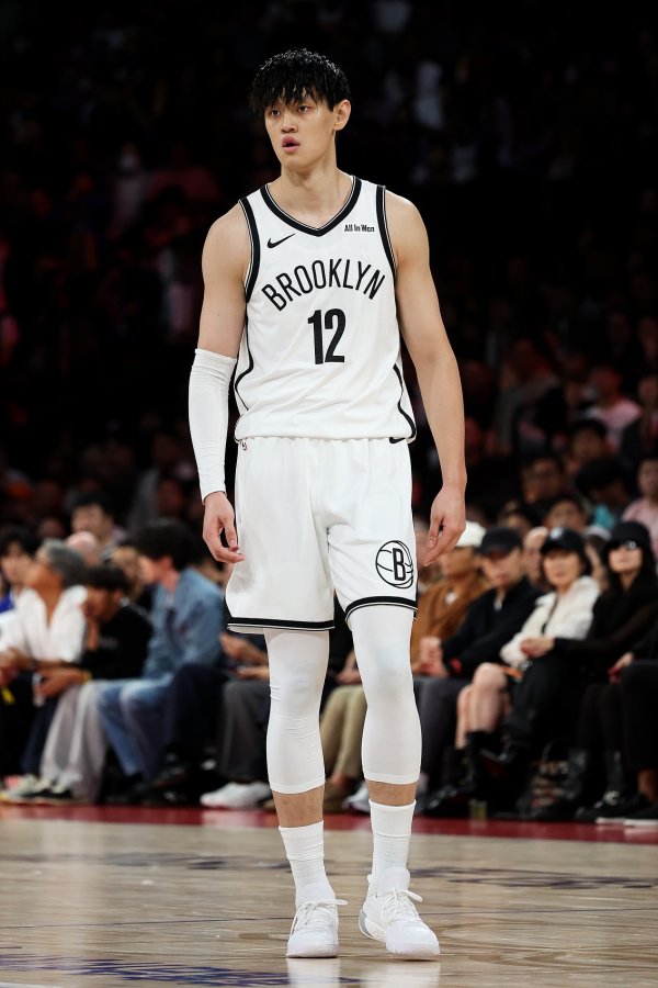 聊一聊?中国赛次战上半场未获出场机会 曾凡博真的打不了NBA吗? 聊一聊?中国赛次战上半场未获出场机会 曾凡博真的打不了NBA吗?