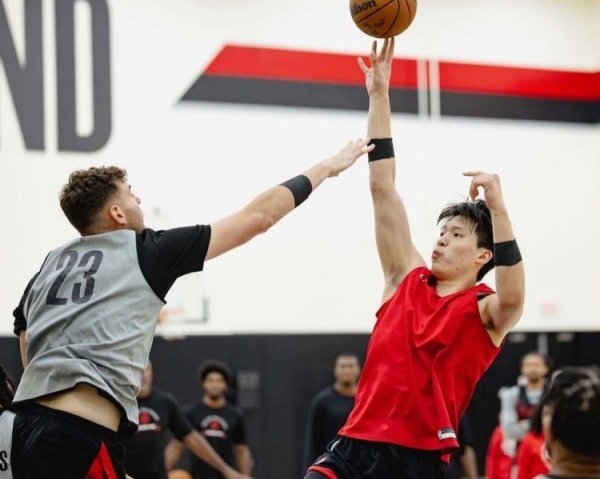 严师出高徒！对阵勇士赛前斯普利特辅导杨瀚森和克林根练习