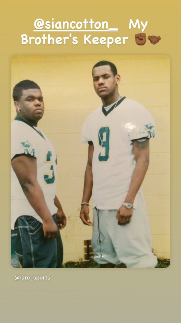 年少  年少！詹姆斯转发与高中队友身穿美式古代足球      运动服合照