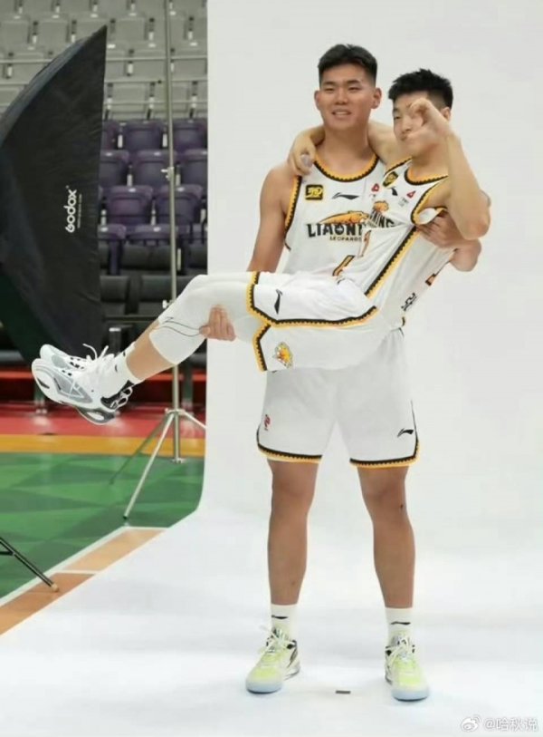 媒体人:张峻豪、黄秋实加盟毕尔巴鄂竞赛 征战首届西班牙U22职业联赛 媒体人:张峻豪、黄秋实加盟毕尔巴鄂竞赛 征战首届西班牙U22职业联赛