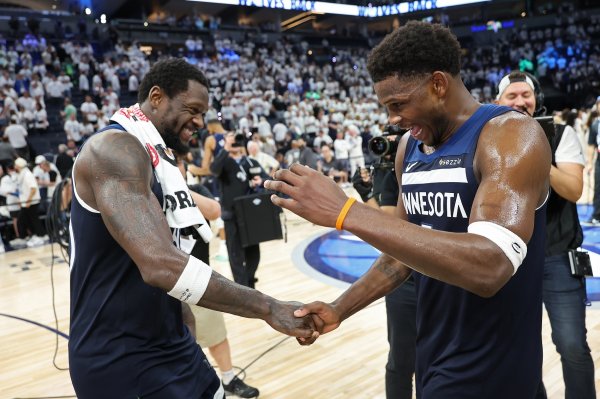 兰德尔:经过一个赛季的磨合 和爱德华兹的协作 越来越默契度 兰德尔:经过一个赛季的磨合 和爱德华兹的协作 越来越默契度