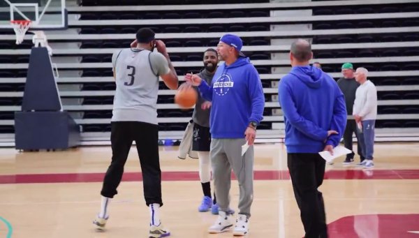 别闹伤还没好呢😂!欧文练习 时想和浓眉单挑 被基德及时制止 别闹伤还没好呢😂!欧文练习 时想和浓眉单挑 被基德及时制止