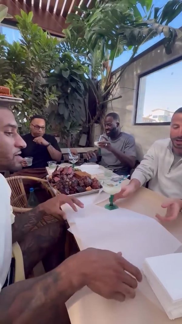 大快朵颐!勇士队聚餐吃烤肉 追梦&巴特勒&小佩顿在列 大快朵颐!勇士队聚餐吃烤肉 追梦&巴特勒&小佩顿在列