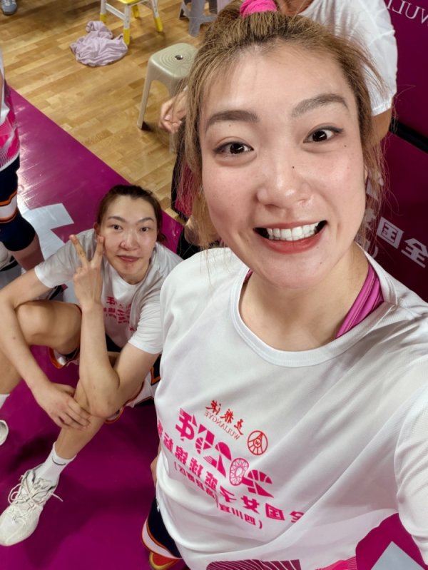 随四川女篮实现全国冠军赛 四连冠!李梦社媒晒多张合照 随四川女篮实现全国冠军赛 四连冠!李梦社媒晒多张合照