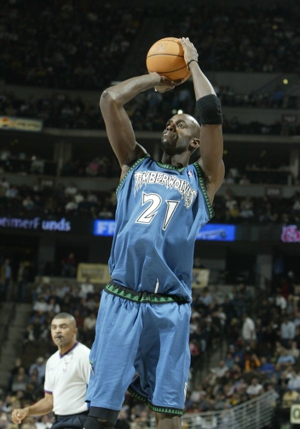 里德谈运动活动    服  ：喜欢全黑设计 我喜欢树木款的经典运动活动    服