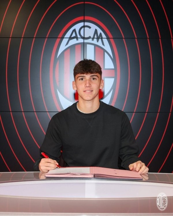 迪马:AC米兰有意续约17岁中场球员新星埃马努埃莱-萨拉 迪马:AC米兰有意续约17岁中场球员新星埃马努埃莱-萨拉