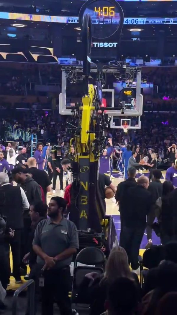 都兴奋的跳起来了!东契奇360°回转 单手重扣+超高弧线推射三分 都兴奋的跳起来了!东契奇360°回转 单手重扣+超高弧线推射三分