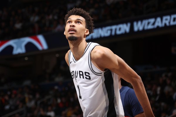 这还是人类吗？文班随心所欲肆虐篮球框   半场仅投一个三分砍21分8板