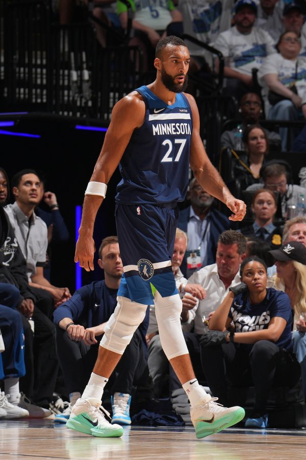 杨瀚森被戈贝尔封盖！刘维伟：昨天跟他说了 只晃一下就投不行