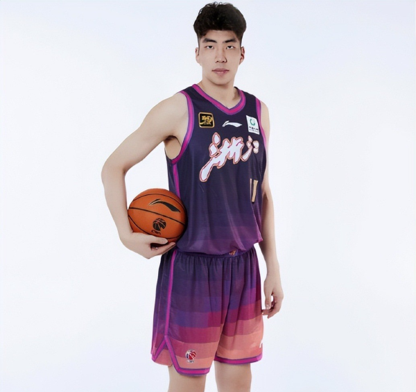 中国男篮又一个不要CBA顶薪的球员! 中国男篮又一个不要CBA顶薪的球员!